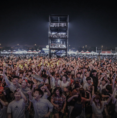 송도맥주축제 현장에서 즐기고 있는 사람들