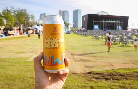 맥주캔을 들고 찍은 사진