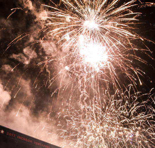 맥주축제 현장의 불꽃놀이 사진