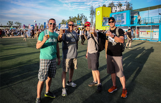 맥주축제 현장에서 기념사진을 촬영하는 사람들