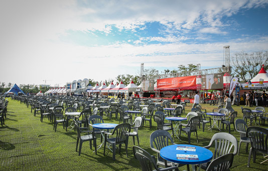 맥주축제 현장의 야외 테이블