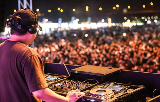 맥주축제 현장의 EDM파티