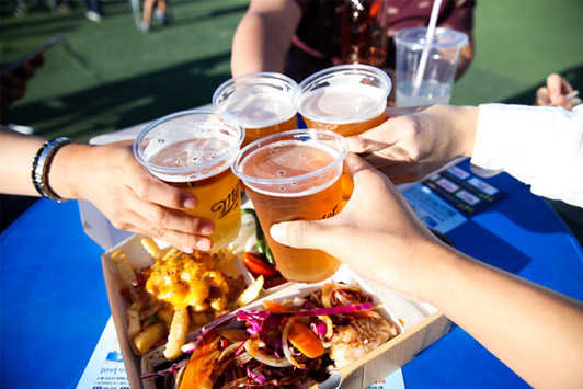 맥주축제 현장에서 건배하는 사람들