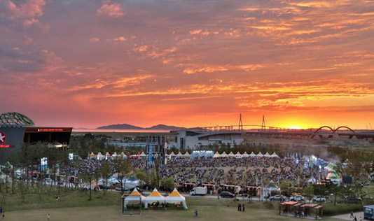 노을이 지고 있는 맥주축제 현장